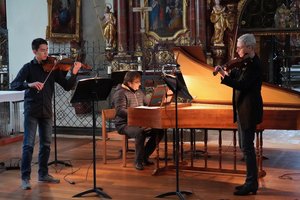 Konzert in der Klosterkirche Wettingen: Drei Musiker mit Geige und am Flügel.