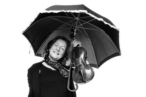 schwarzweiss Foto von Regula Keller, hält Geige in der Hand.