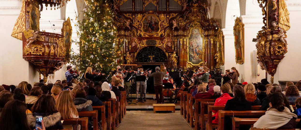 Klosterkirche Wettingen voll besetz und das Adventskonzert spielt Musik.
